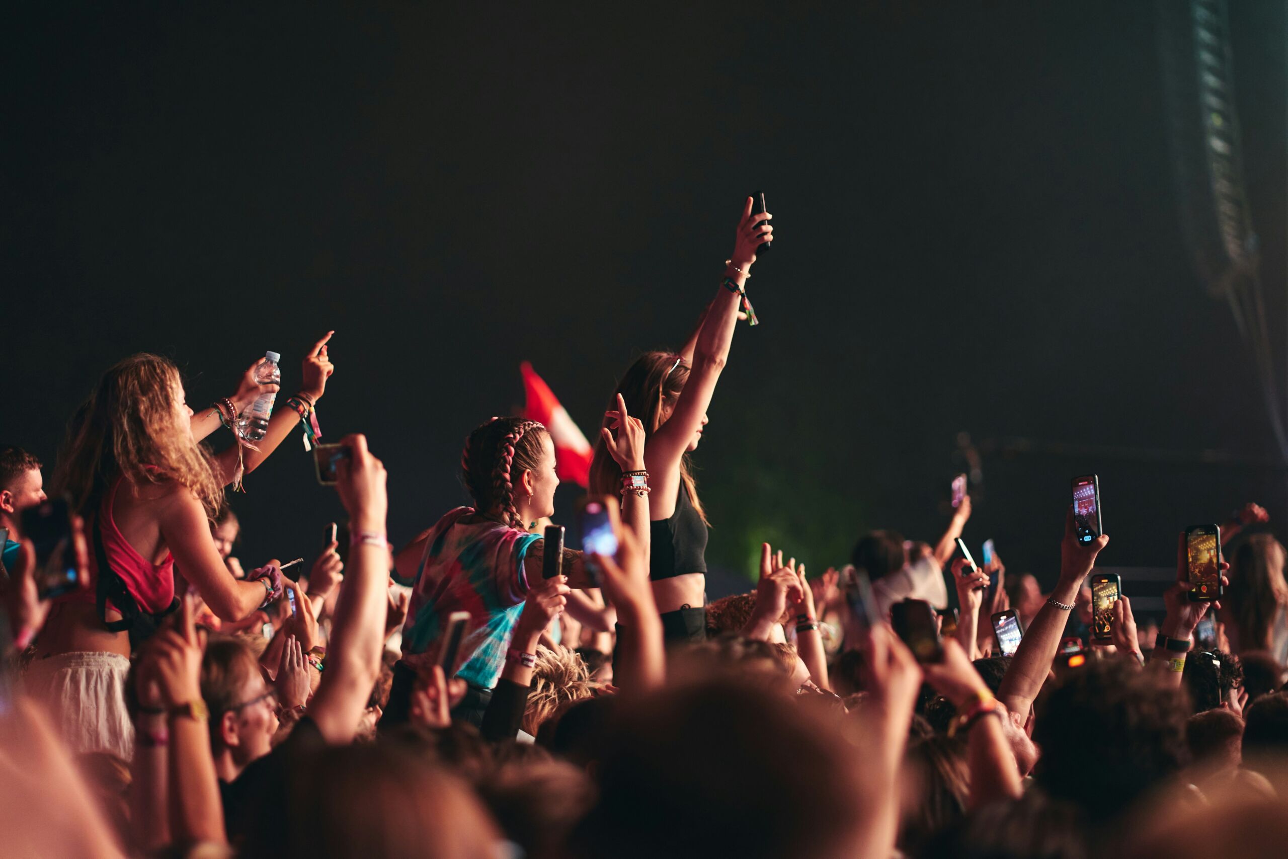 john-moeses-bauan-oOOlaMzjvY0-unsplash friends dancing at concert